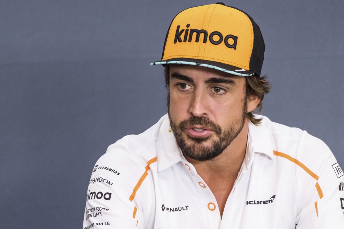 Песня про фернандо алонсо. Фернандо Алонсо Испания. Алонсо гигачад. Fernando Alonso Podcasts. Fernando Alonso в костюме.