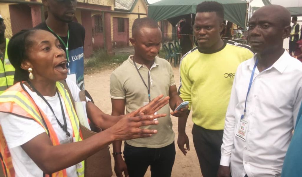 inec officials addressing voters at amarata